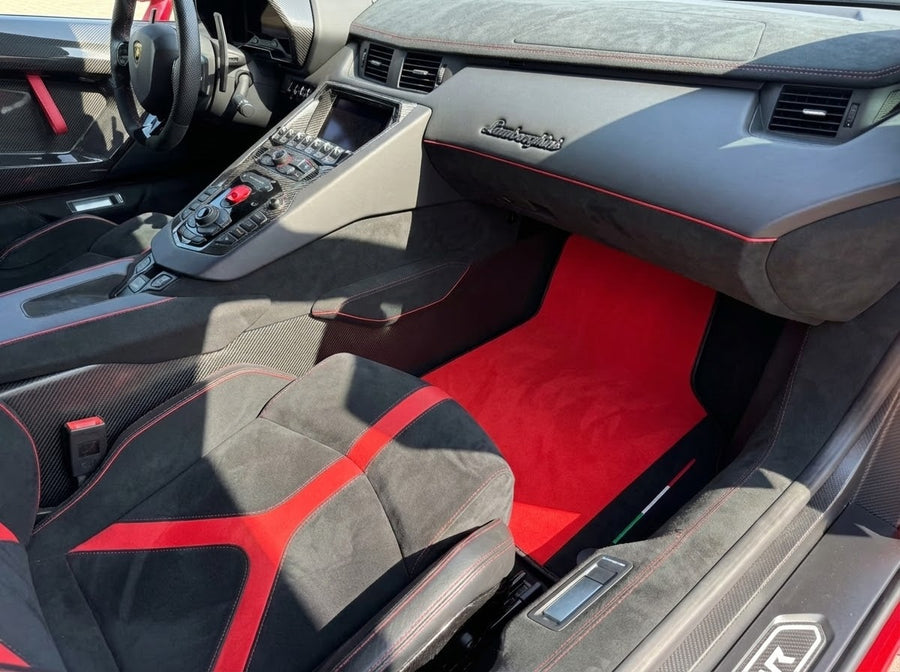 Spersonalizowane czerwone dywaniki samochodowe do Lamborghini Aventador z alcantary