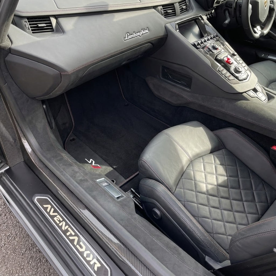 Czarne Dywaniki samochodowe dla Lamborghini Aventador SVJ z Alcantarą