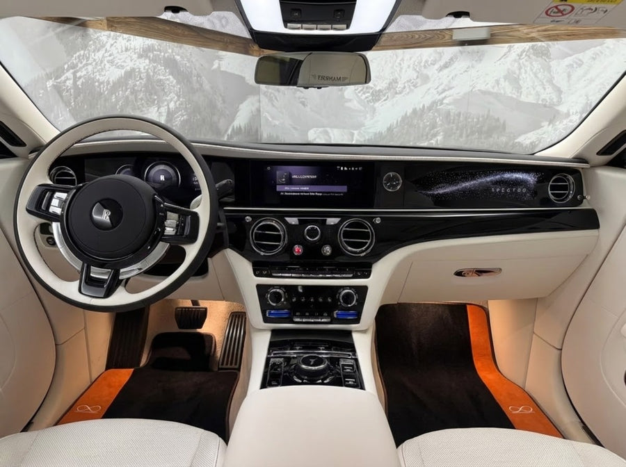 Czarne dywaniki samochodowe dla Rolls Royce Spectre (2023-2024) w pomarańczowej skórze Alcantara