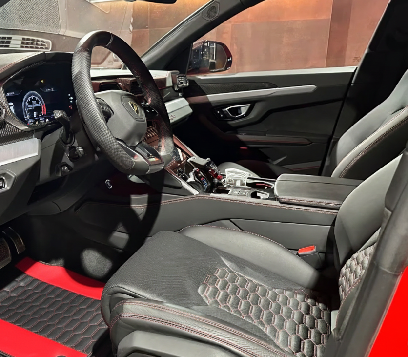 Personalizowane czarne dywaniki samochodowe ze skóry dla Lamborghini Urus S z czerwoną skórą nappa