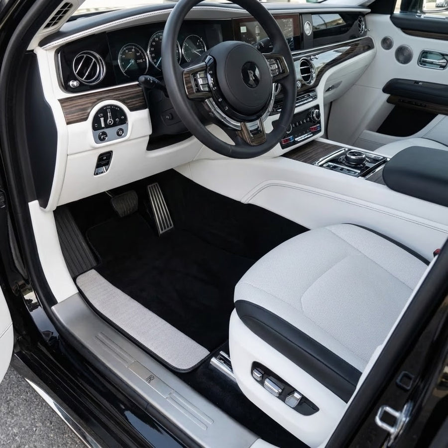 Czarne dywaniki samochodowe do Rolls Royce Spectre 2023-2024 z szarymi skórzanymi brzegami