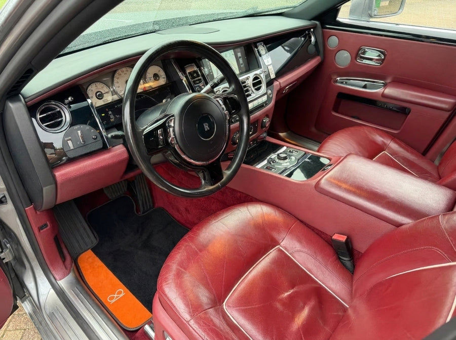 Czarne dywaniki samochodowe do Rolls Royce Black Badge Ghost z pomarańczowym Alcantarą