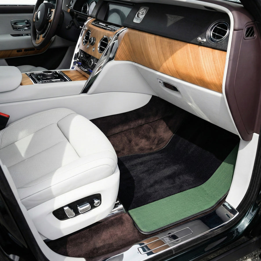 Czarne maty samochodowe do Rolls Royce Cullinan (2018–2025) z zielonymi skórzanymi bordami