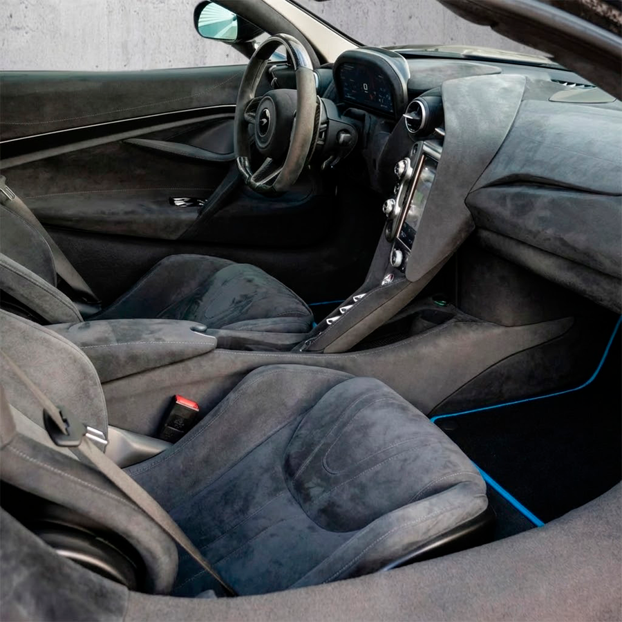 Czarne dywaniki samochodowe dla McLaren 720S (2017-2021) z niebieskim wykończeniem