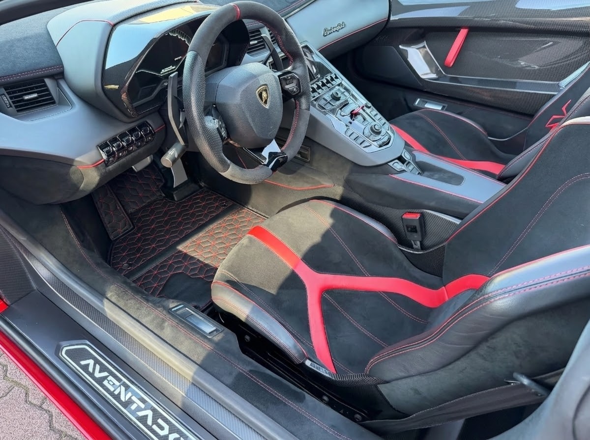 Personalizowane skórzane maty samochodowe do Lamborghini Aventador SV | Czerwone szwy