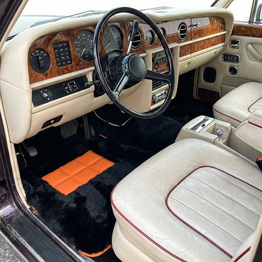 Czarne Dywaniki samochodowe z owczej skóry do Rolls-Royce Shadow (1965-1977) z pomarańczowym wykończeniem