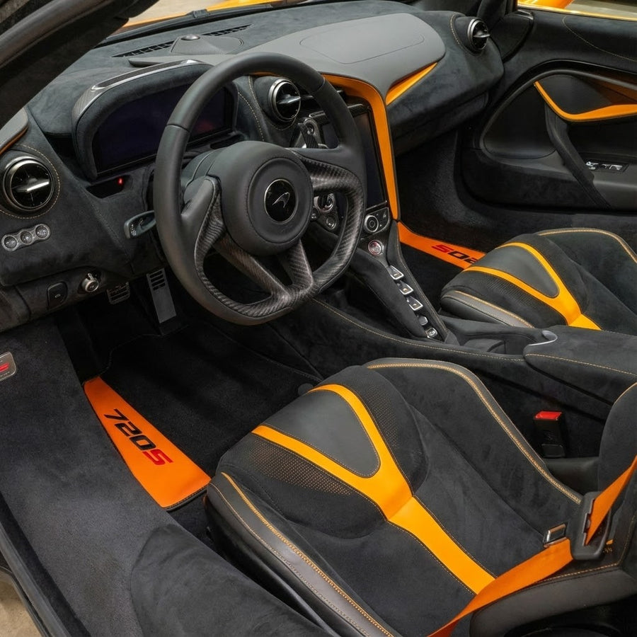 Czarne dywaniki samochodowe do McLaren 720S (2017-2021) z pomarańczową skórą