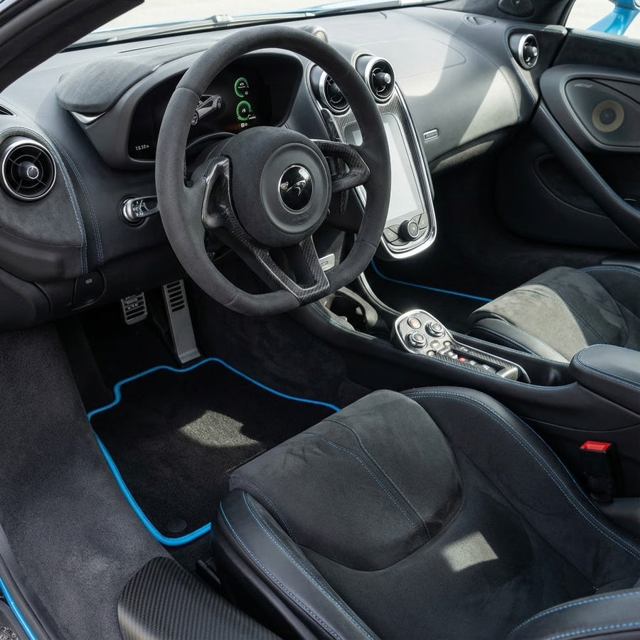 Czarne dywaniki samochodowe dla McLaren 570S (2015-2021) z niebieskim wykończeniem