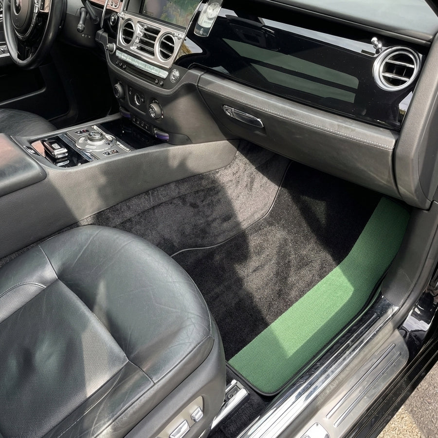 Czarne dywaniki samochodowe do Rolls Royce Ghost Series II (2021-2024) z zielonymi skórzanymi krawędziami