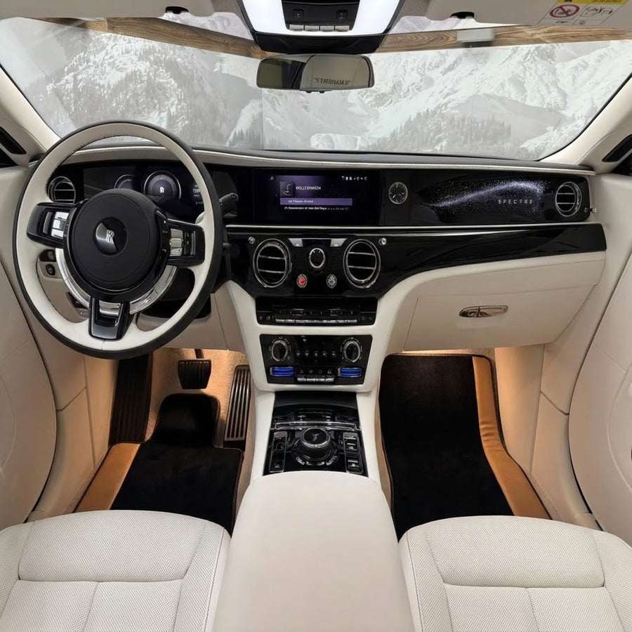 Czarne dywaniki samochodowe do Rolls Royce Spectre (2023-2024) ze złotą skórą