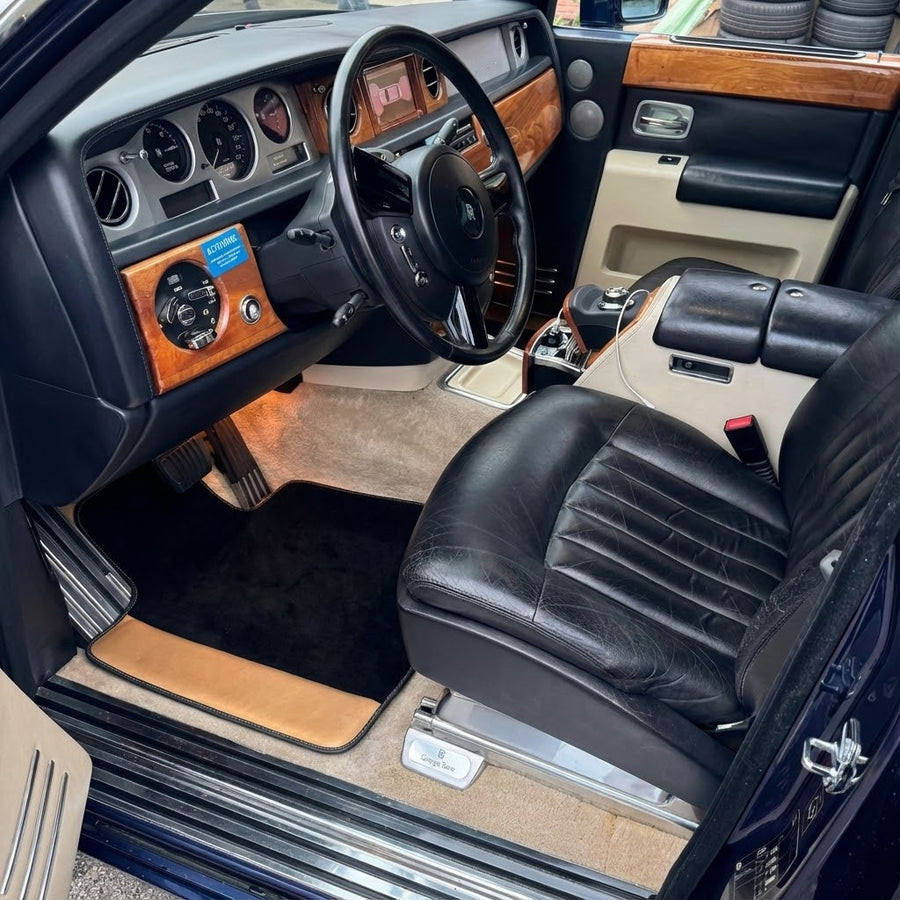 Czarne dywaniki samochodowe do Rolls Royce Phantom Drophead Coupe (2007-2016) ze złotą skórą
