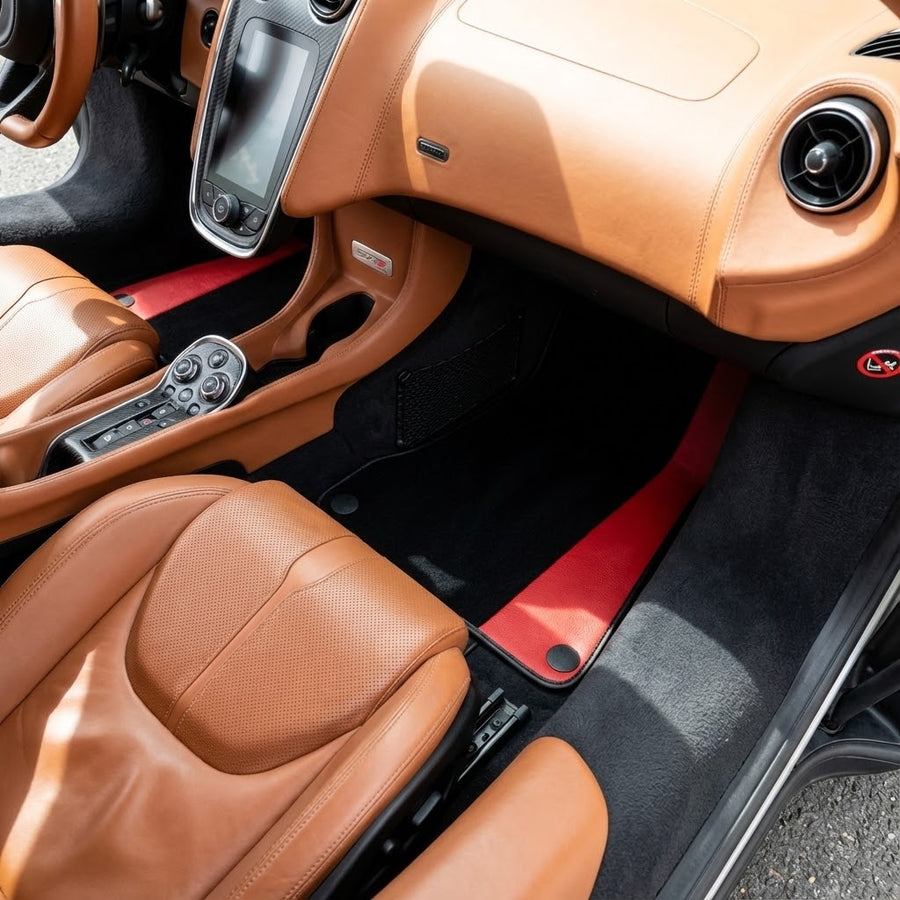 Czarne dywaniki samochodowe dla McLaren 570S (2015-2021) z Czerwoną Skórą