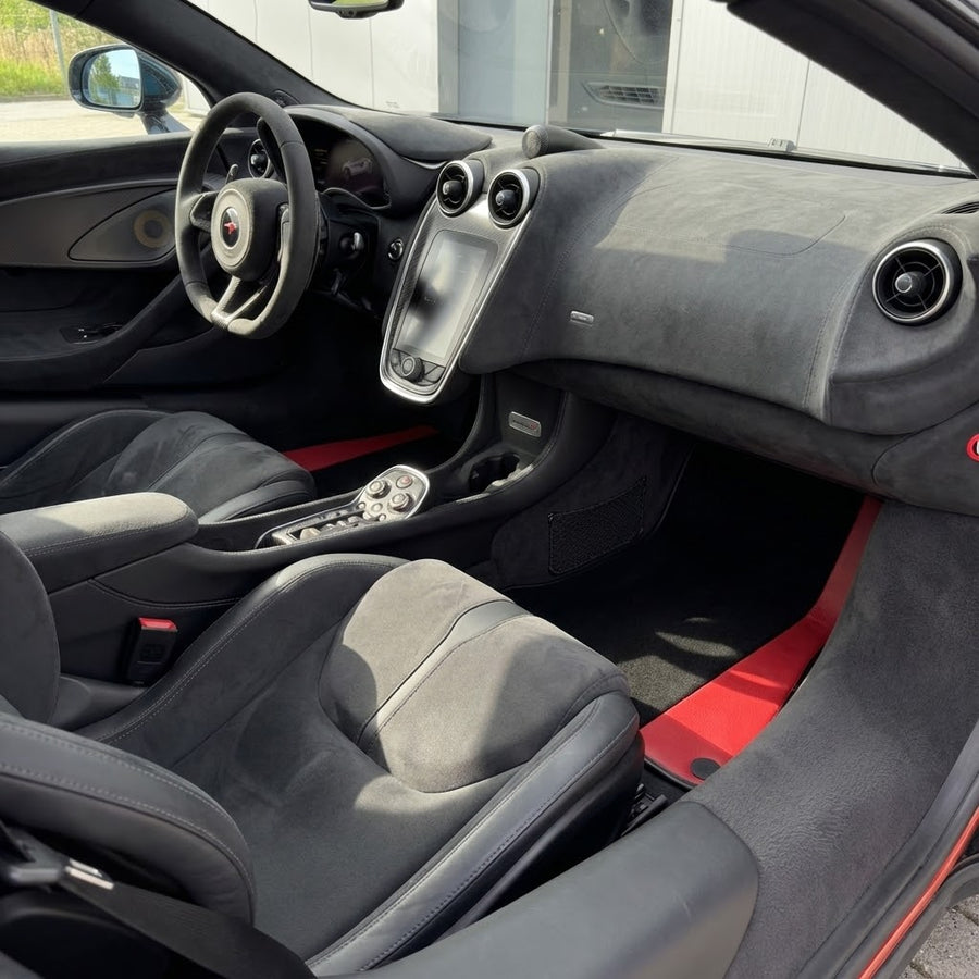 Czarne maty do samochodu do McLaren 600 LT (2018-2020) z czerwoną skórą