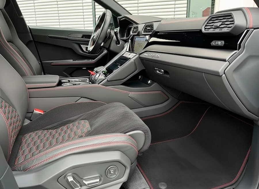 Personalizowane dywaniki samochodowe do Lamborghini Urus z Alcantary ze żółtym szwem