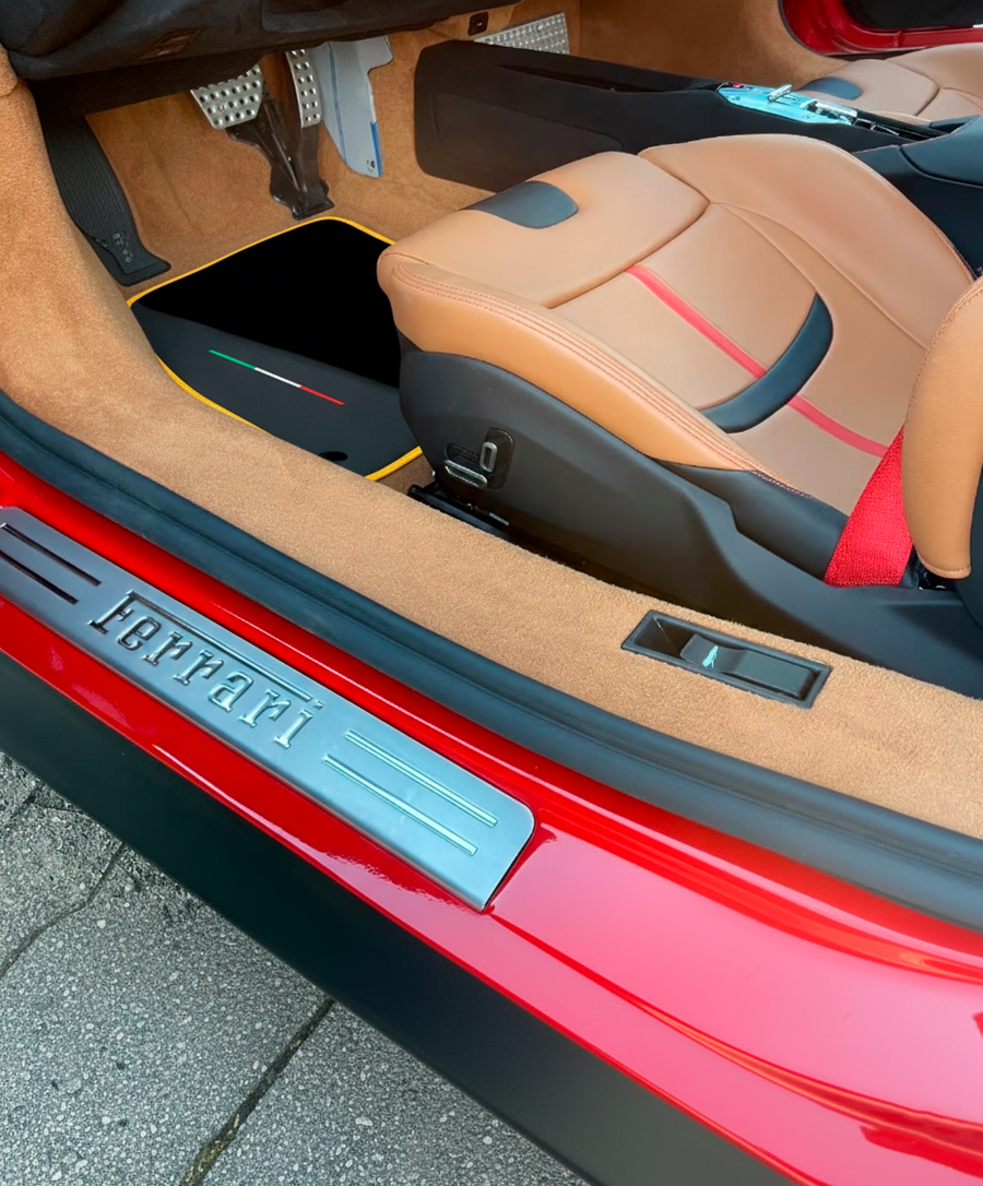 Czarne dywaniki samochodowe do Ferrari SF90 Stradale (2019-2024) ze skórą i żółtymi wykończeniami