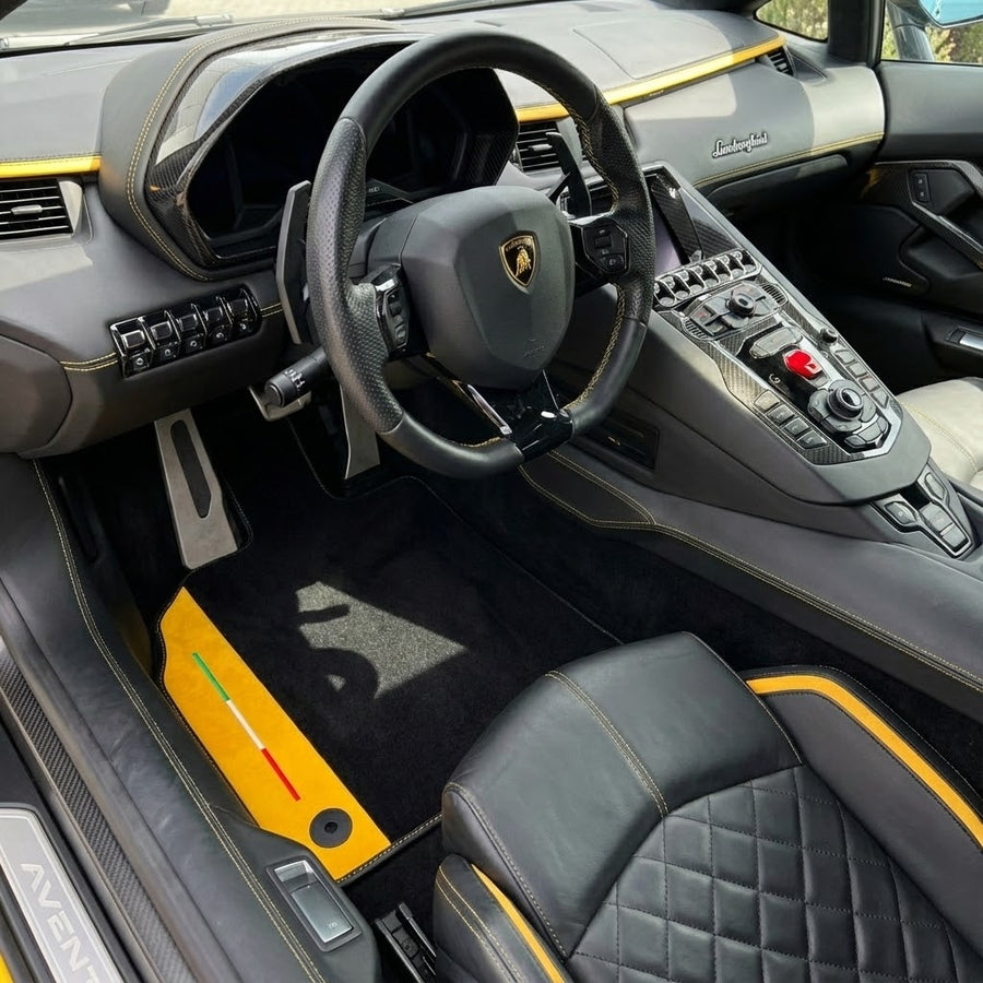 Personalizowane czarne maty samochodowe do Lamborghini Aventador z żółtą (Giallo Taurus) skórą Nappa