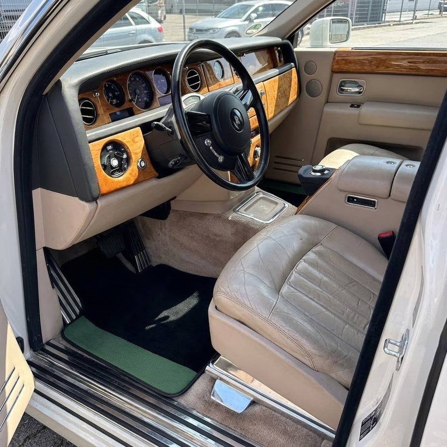 Czarne Dywaniki Samochodowe do Rolls Royce Phantom VIII (2017-2024) z Zielonymi Skórzanymi Krawędziami