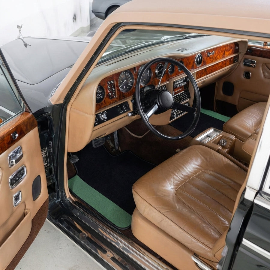 Czarne maty samochodowe do Rolls Royce Wraith (2013–2023) z zielonymi skórzanymi krawędziami