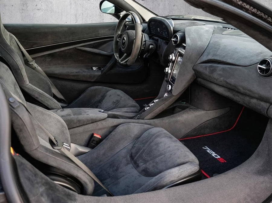 Dywaniki samochodowe dla McLaren 720S czarne dopasowane z czerwonym wykończeniem