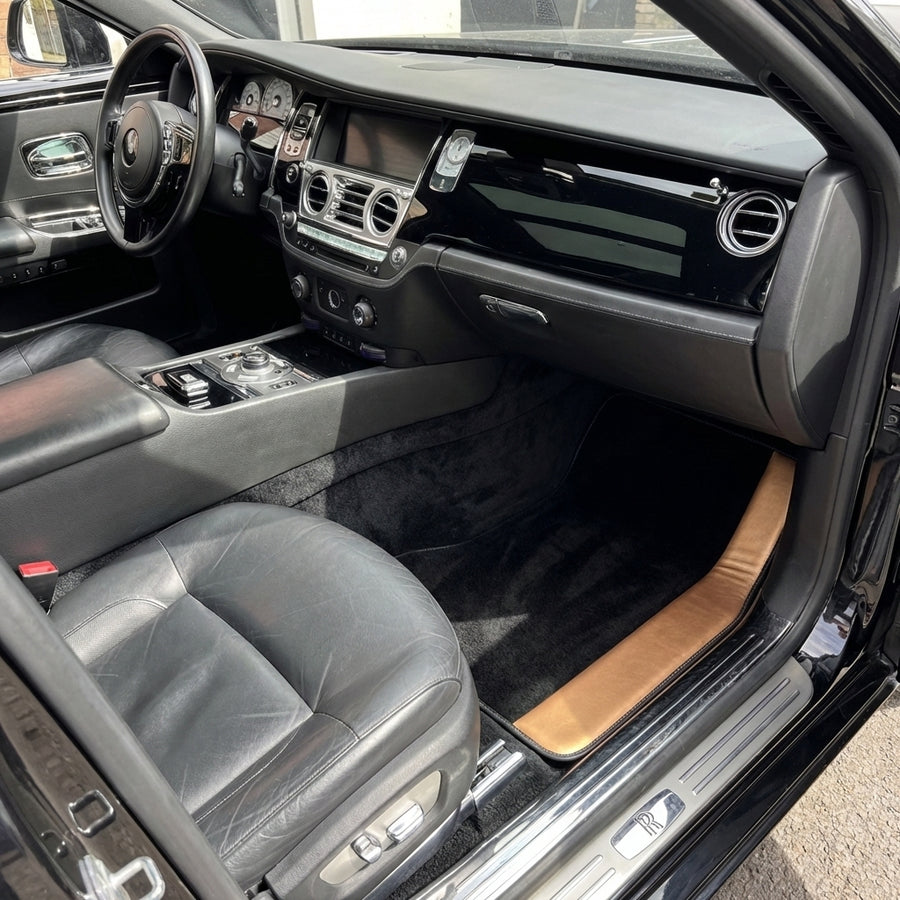 Czarne wycieraczki samochodowe do Rolls Royce Ghost Series II (2021-2024) ze złotą skórą