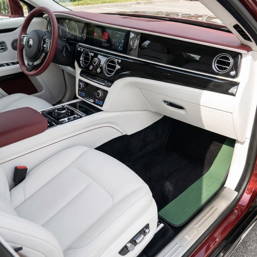 Czarne dywaniki samochodowe do Rolls Royce Spectre (2023-2024) z zielonymi skórzanymi krawędziami