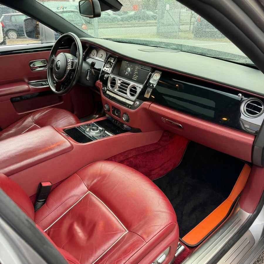 Spersonalizowane czarne dywaniki samochodowe do Rolls Royce Ghost Series I (2010–2020) z pomarańczową skórą