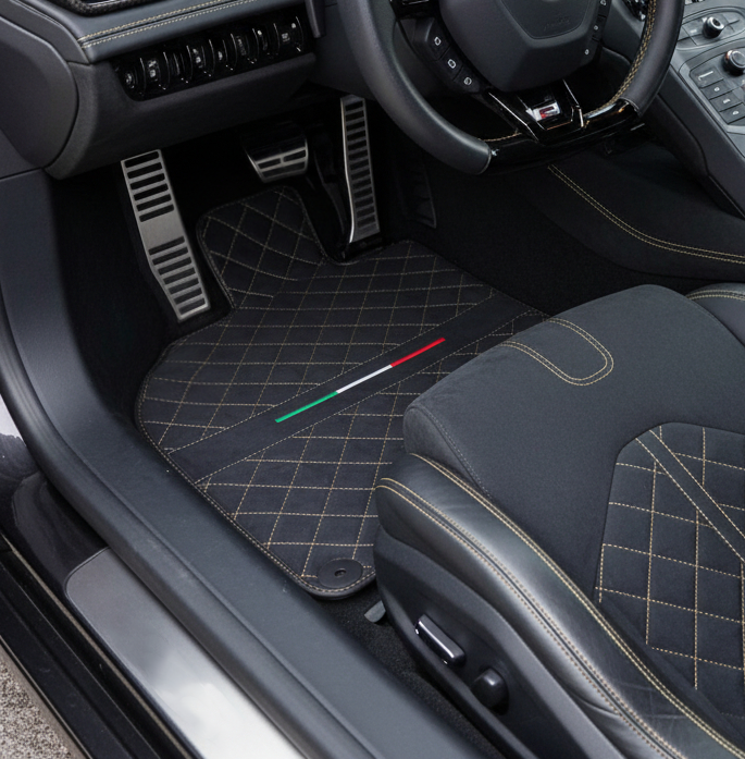 Mata custom do Lamborghini Huracan Perfomante z Alcantary ze złotą lamówką