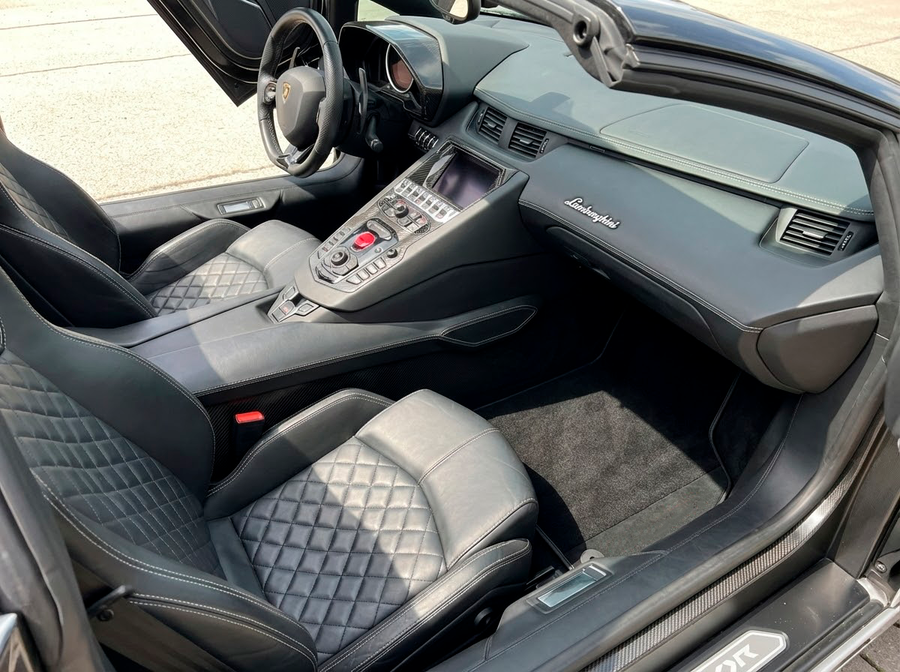 Dywaniki samochodowe na wymiar czarne dla Lamborghini Aventador z skórą Alcantara