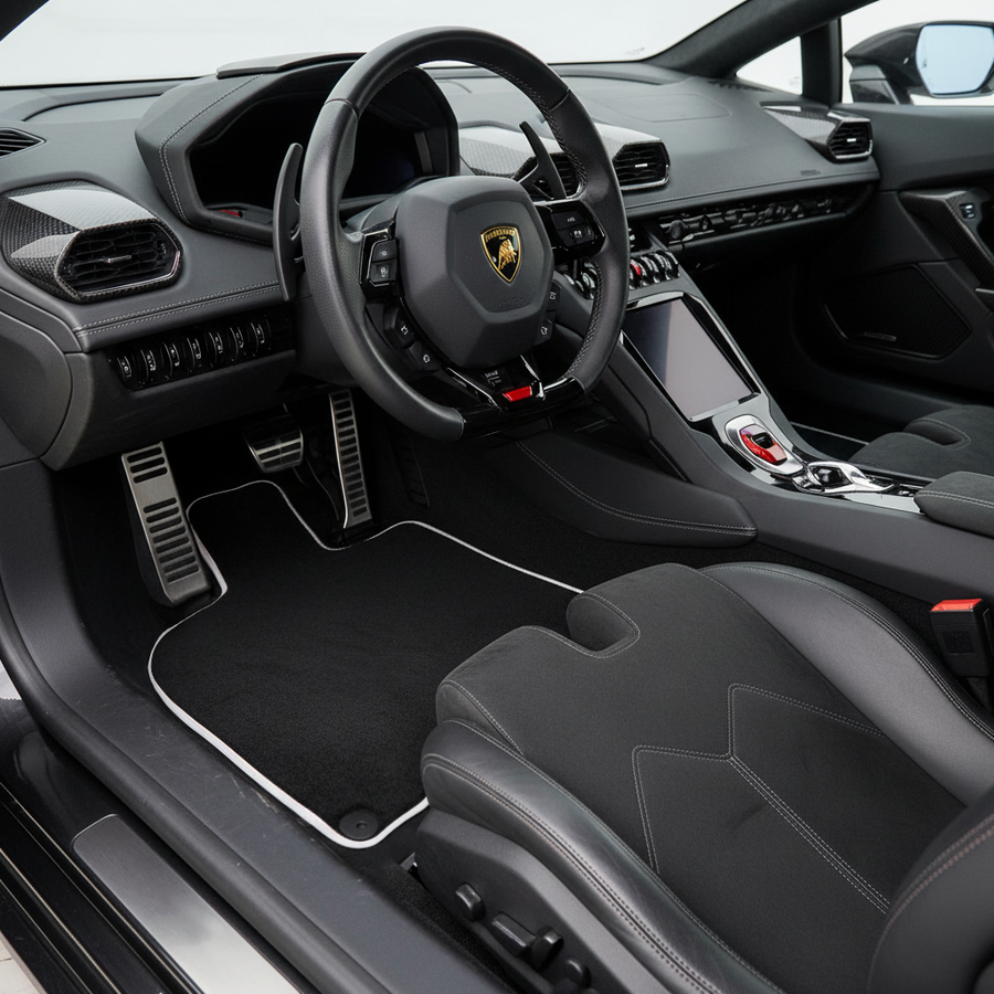 Czarne Dywaniki samochodowe do Lamborghini Huracan Sterrato (2023-2024) | Biała lamówka
