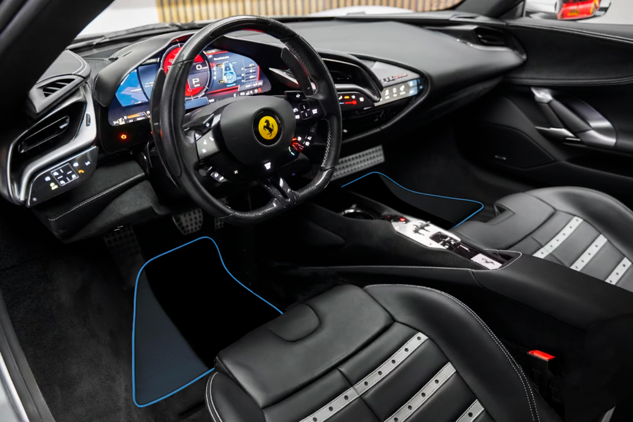 Indywidualne czarne dywaniki do samochodu dla Ferrari SF90 Stradale (2019-2024) ze skóry - AutoWin