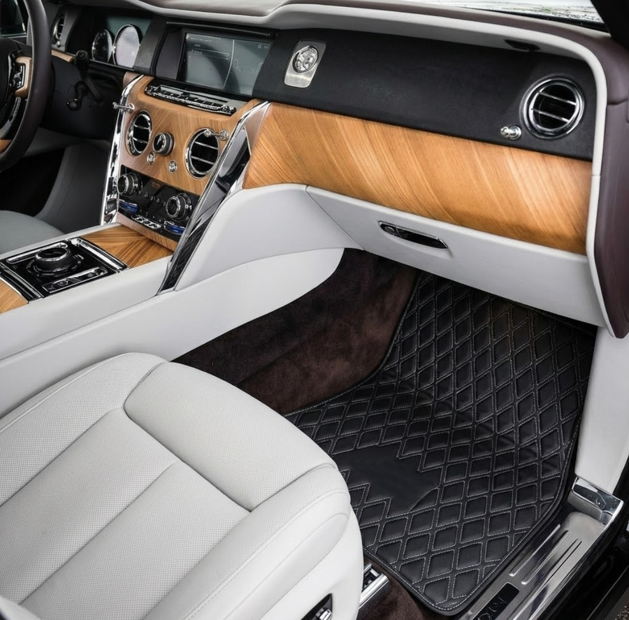 Indywidualne czarne skórzane dywaniki samochodowe do Rolls Royce Cullinan (2018-2025) z białymi szwami