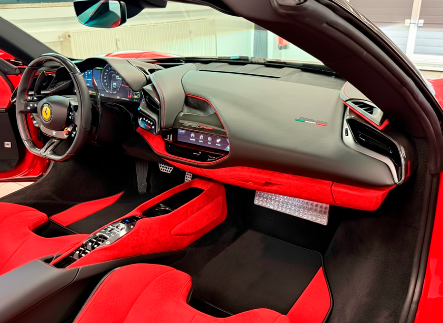 Czarne dywaniki samochodowe do Ferrari SF90 Stradale (2019-2024) z czerwonym skórą Alcantara