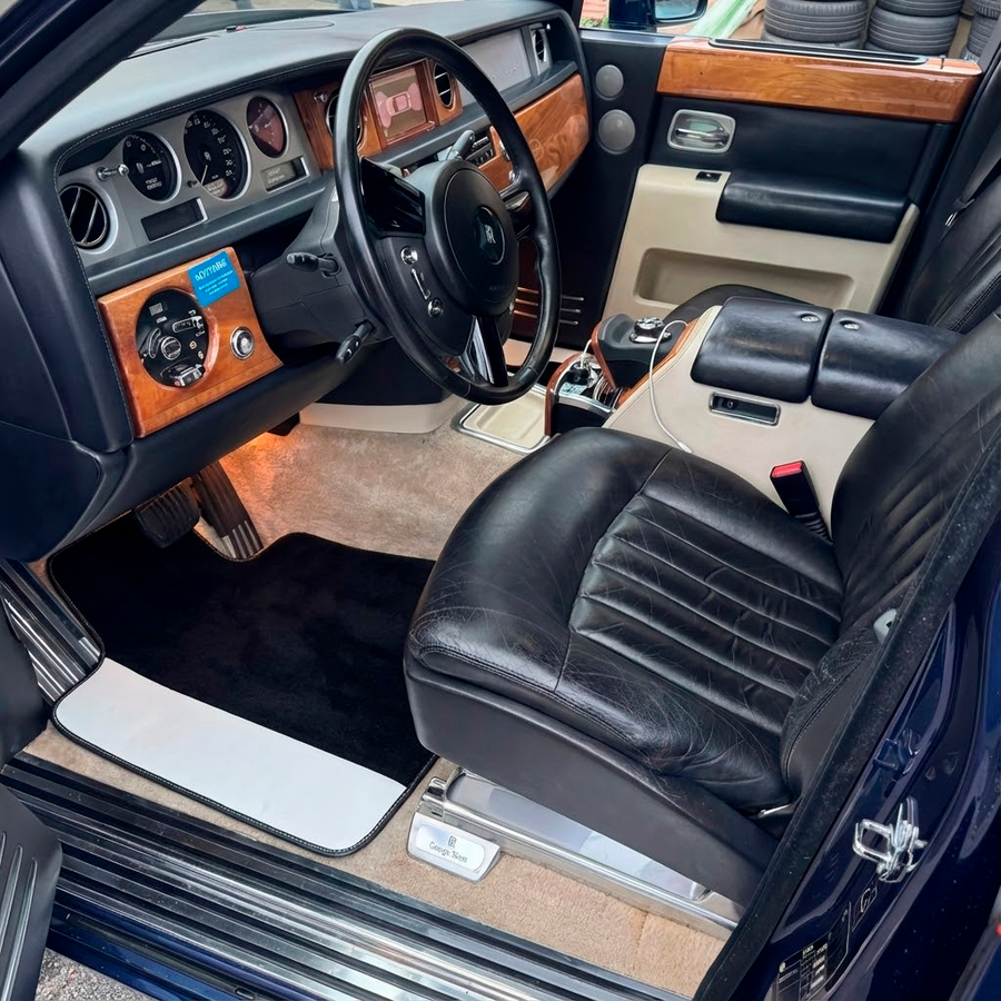 Czarne dywaniki samochodowe do Rolls Royce Phantom Drophead Coupe (2007-2016) z białą skórą