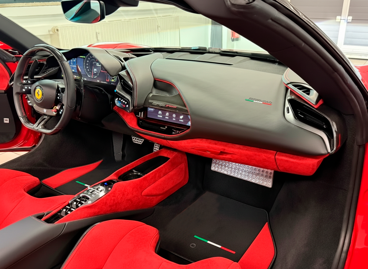 Czarne dywaniki samochodowe do Ferrari SF90 Stradale (2019-2024) z czerwoną skórą Alcantara - AutoWin