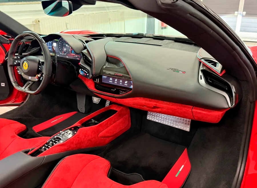 Czarne Dywaniki Samochodowe dla Ferrari Portofino M (2018-2023) z Czerwonym Alcantarą
