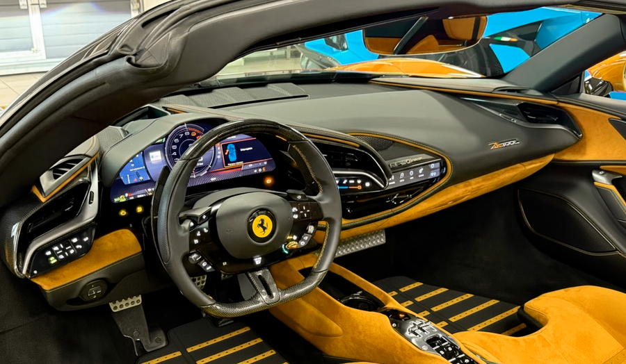 Czarne skórzane dywaniki samochodowe z żółtym wzorem Daytona dla Ferrari SF90 Stradale (2019-2024)