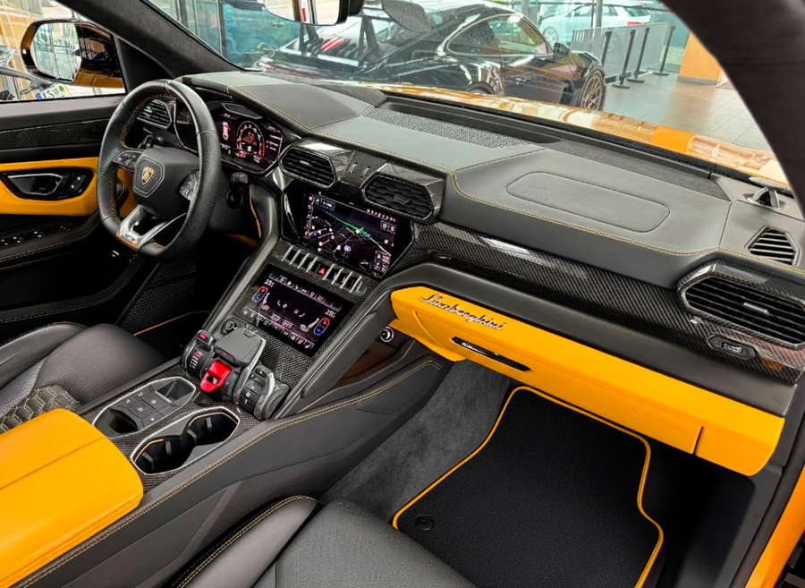 Dostosowywane dywaniki samochodowe do Lamborghini Urus czarne szyte z żółtymi wykończeniami