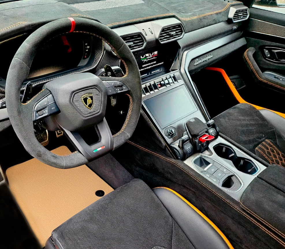 Personalizowane beżowe dywaniki samochodowe do Lamborghini Urus z Alcantary