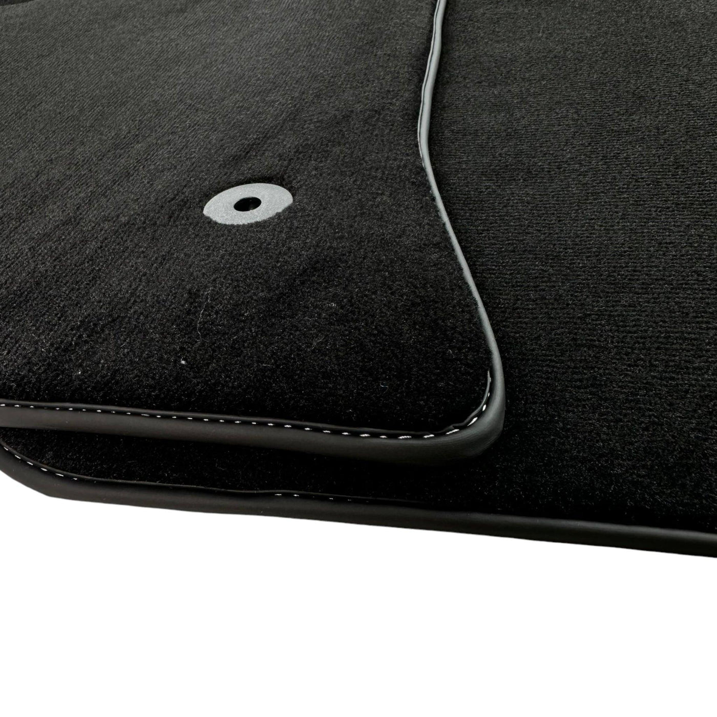 Black Floor Mats For Mitsubishi Pajero V80 (2006-2011) - AutoWin