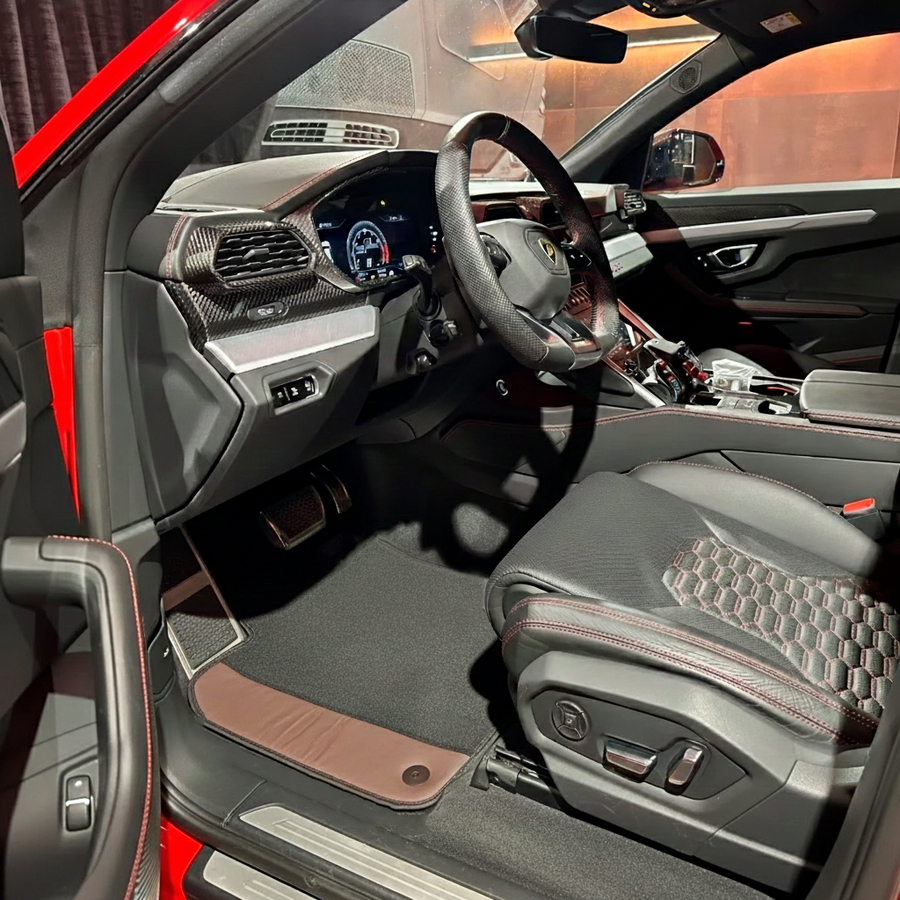 Personalizowane czarne dywaniki samochodowe do Lamborghini Urus z brązową skórą