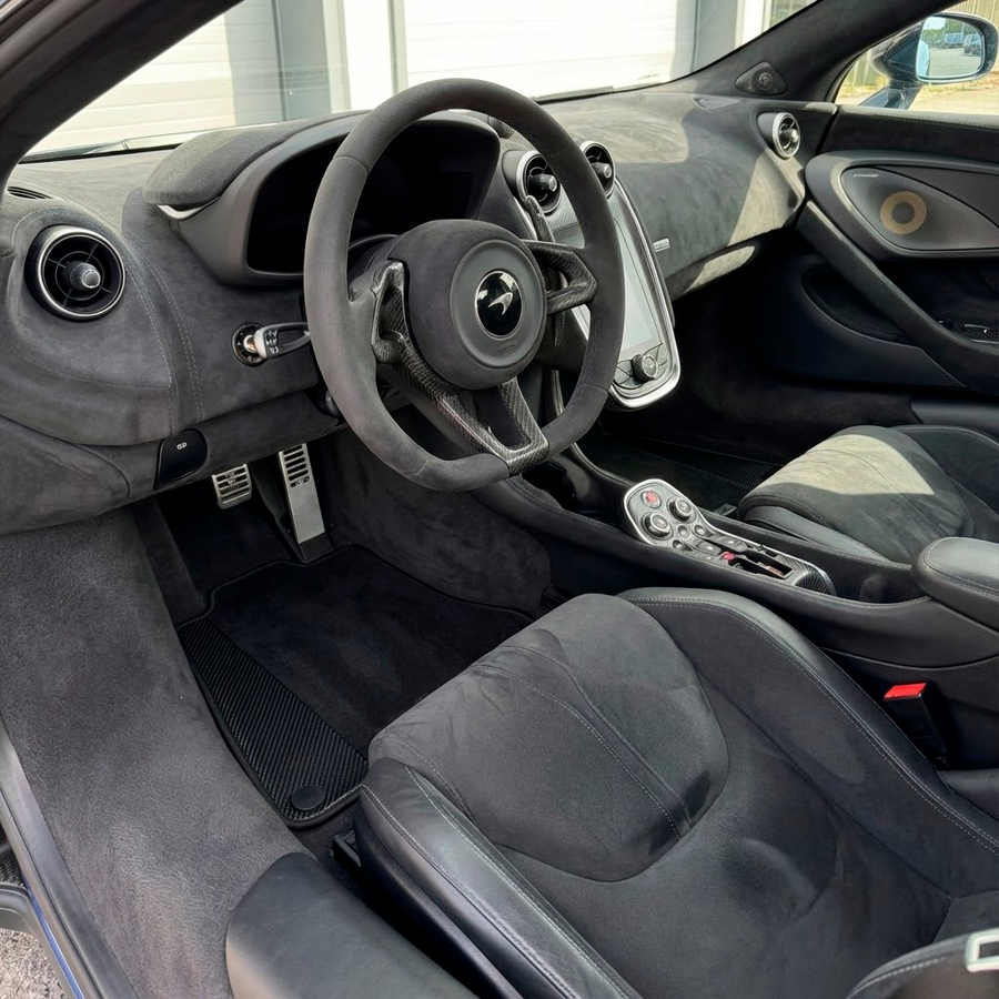 Czarne dywaniki samochodowe do McLaren 600 LT (2018-2020) z węglowej skóry