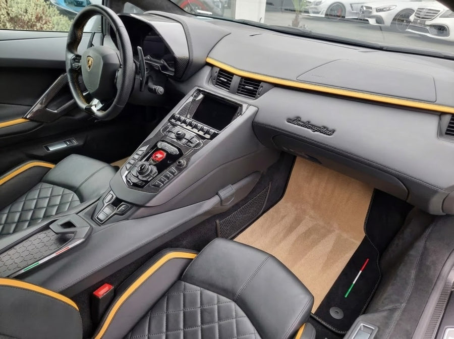 Personalizowane beżowe dywaniki samochodowe do Lamborghini Aventador z Alcantary
