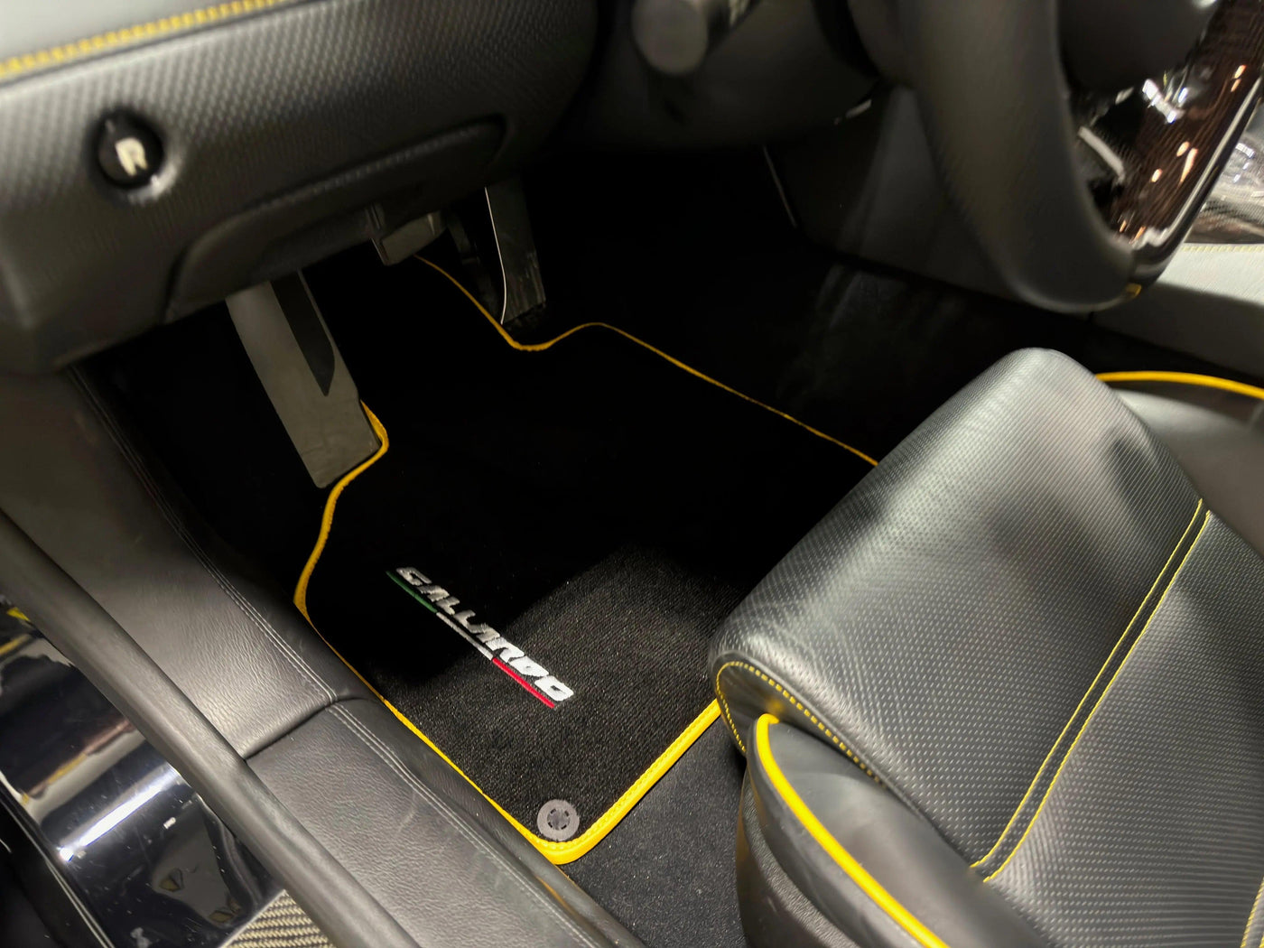 Floor Mats for Lamborghini Gallardo With Yellow Trim - AutoWin