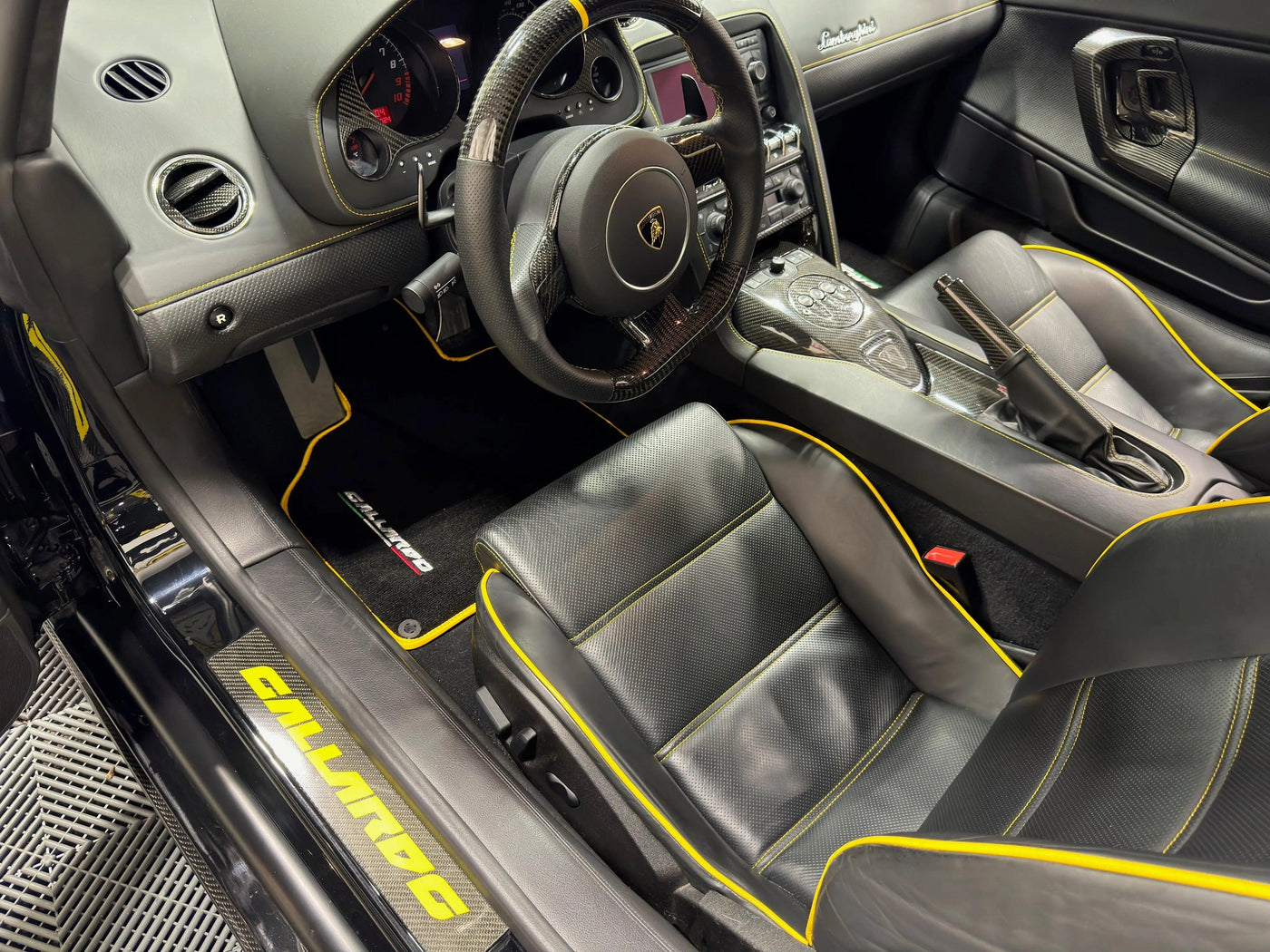 Floor Mats for Lamborghini Gallardo With Yellow Trim - AutoWin