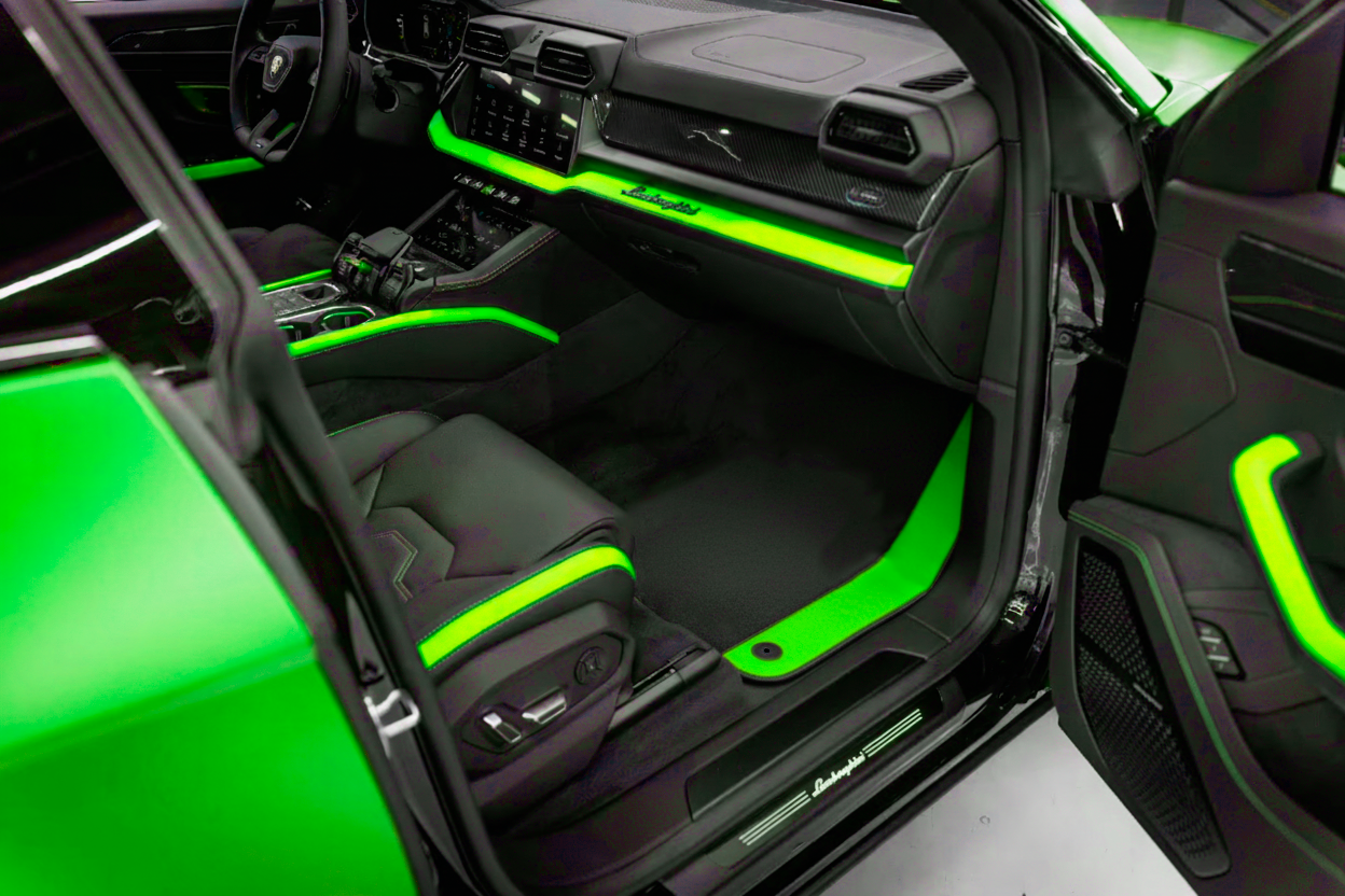Personalizowane czarne dywaniki samochodowe do Lamborghini Urus z zieloną skórą