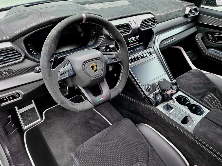 Personalizowane czarne dywaniki do samochodu dla Lamborghini Urus z białymi akcentami z Alcantary