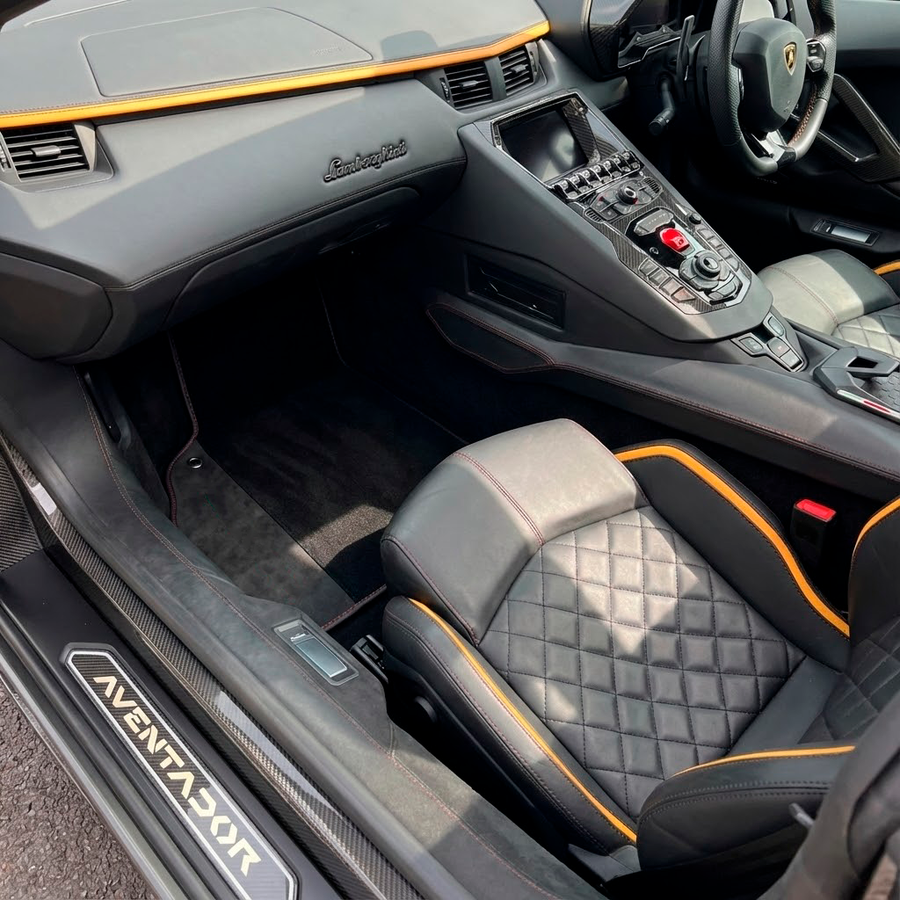 Dopasowane czarne dywaniki samochodowe dla Lamborghini Aventador SV z skóry Alcantara