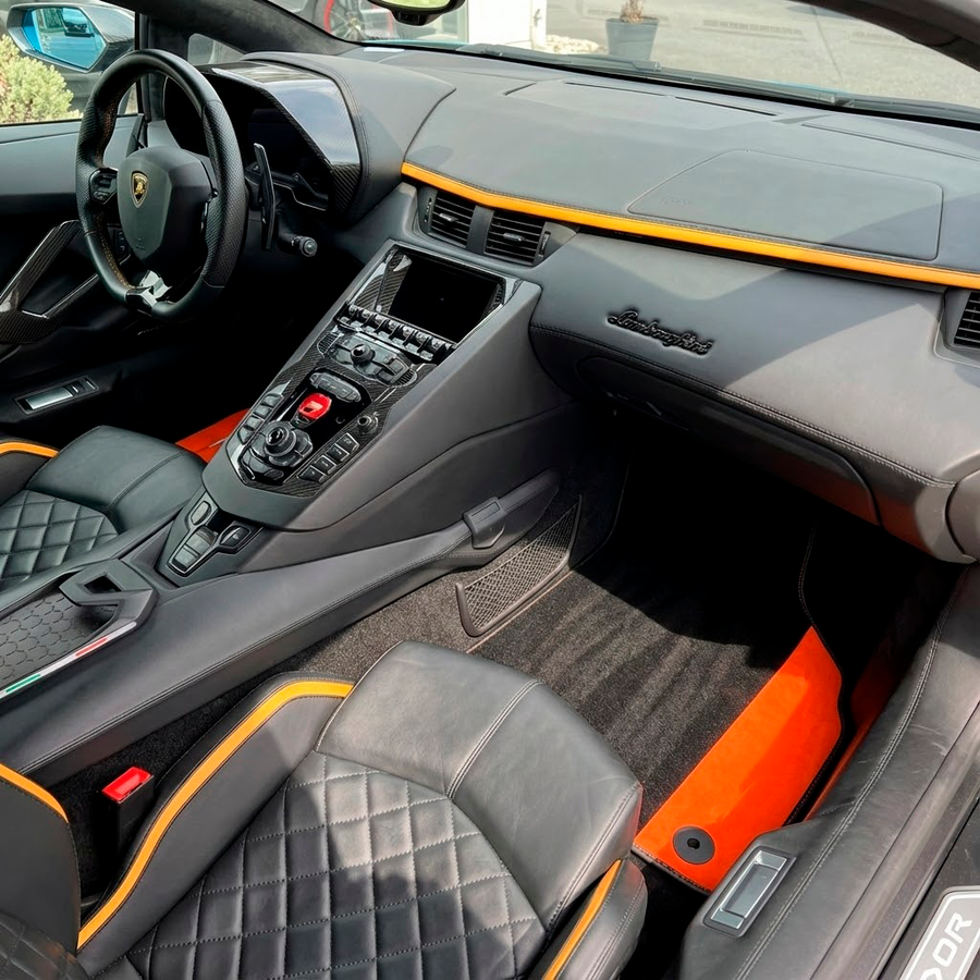 Dopasowane czarne dywaniki samochodowe dla Lamborghini Aventador z pomarańczową skórą Nappa (Arancia Mira)