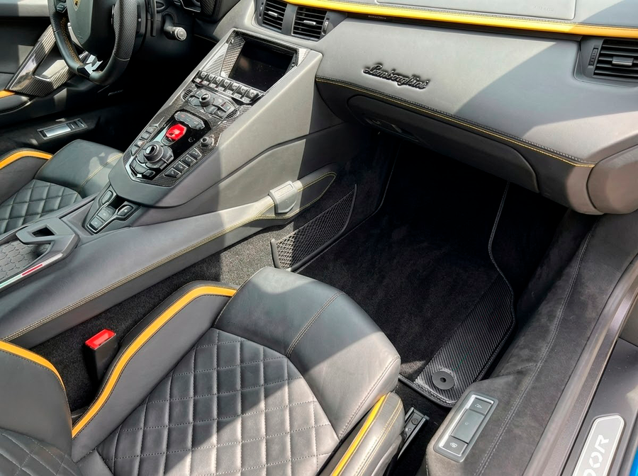 Dywaniki samochodowe na wymiar czarne dla Lamborghini Aventador z skórą węglową
