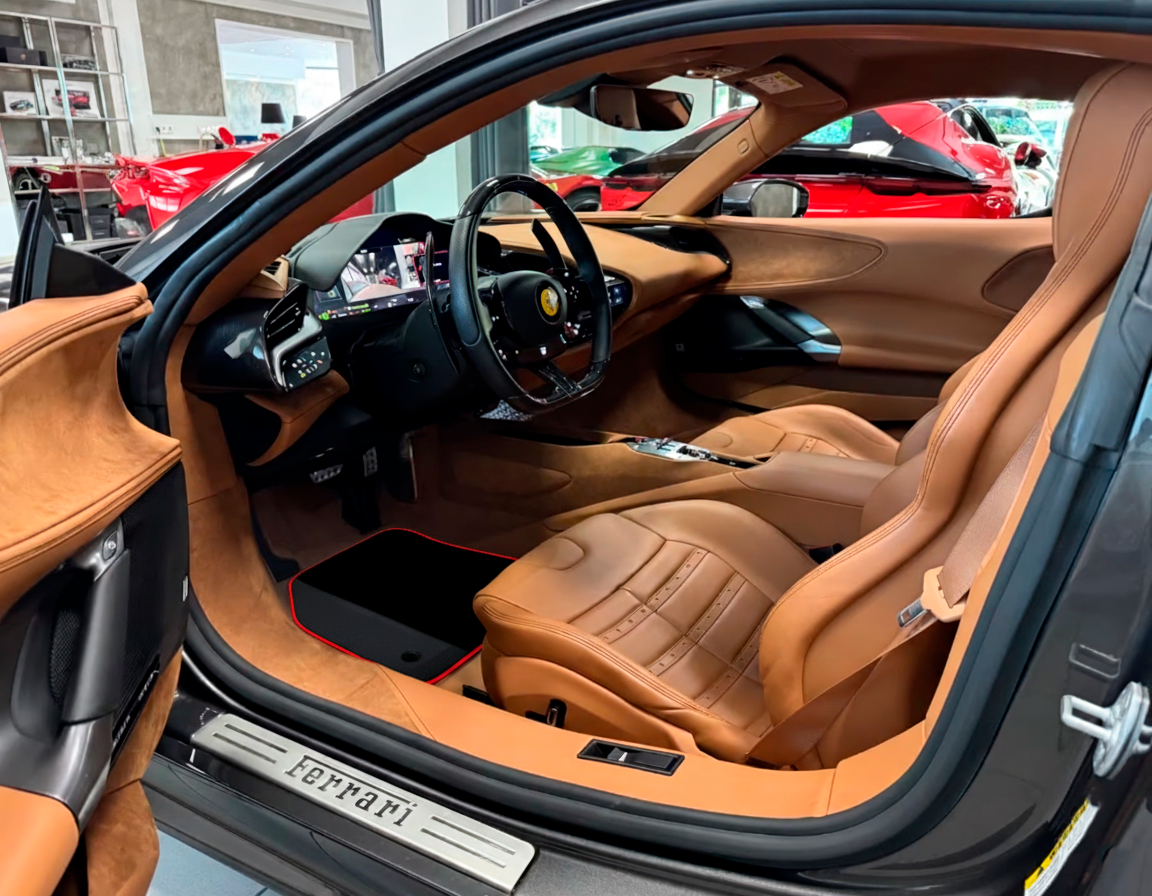 Czarne Dywaniki Samochodowe do Ferrari SF90 Stradale (2019-2024) ze Skórą i Czerwonym Wykończeniem